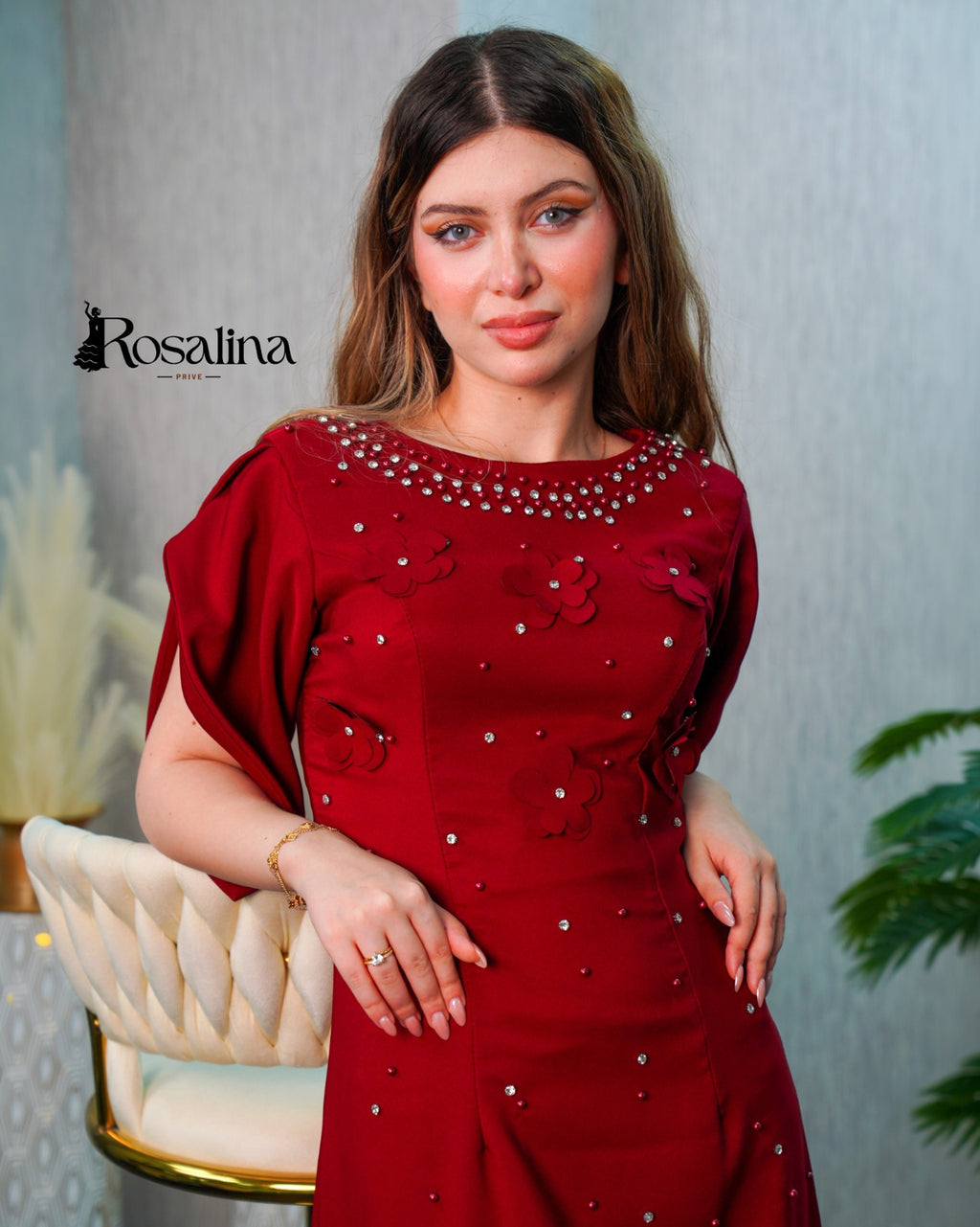 فستان عنابي بتطريز